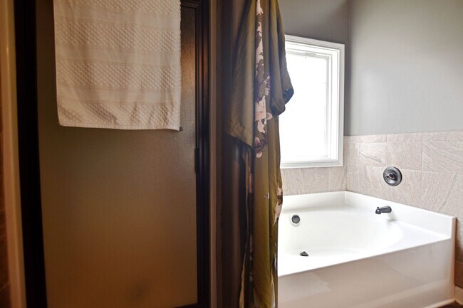 Building Photo - Pet Friendly Four Bedroom with Bonus!