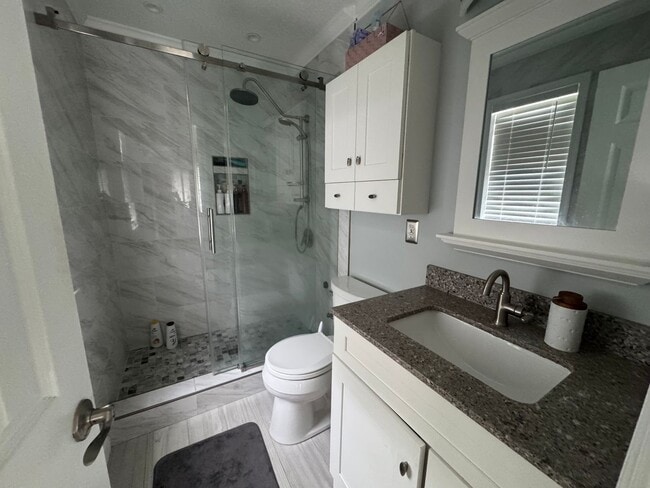 Building Photo - Spacious Three Bedroom Home