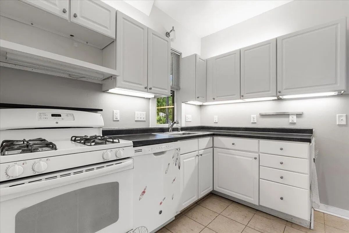 Kitchen - 1052 Poplar St