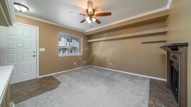 Building Photo - Cute Updated Townhome Near the Powers Corr...