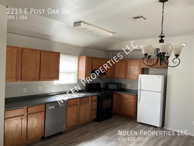 Building Photo - 2213 Post Oak Dr