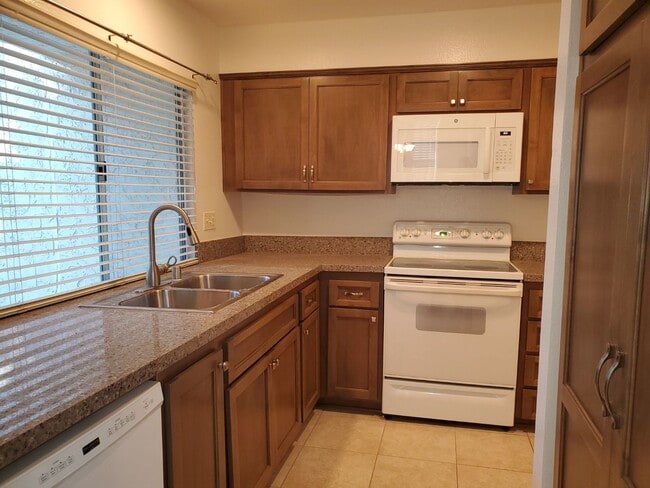 Building Photo - Fabulous Fletcher Hills remodeled townhome.