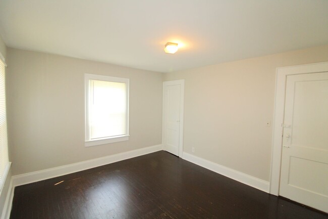 Building Photo - Charming home with updated Kitchen