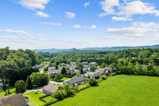 Building Photo - Delightful 3-Bedroom, 2-Bathroom with Fenc...