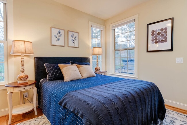 Building Photo - 376 Grandview Dr