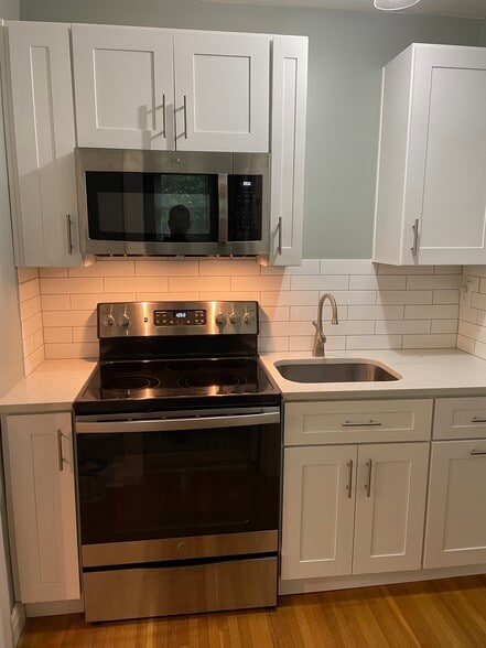 Full kitchen - 323 Bowwood Dr