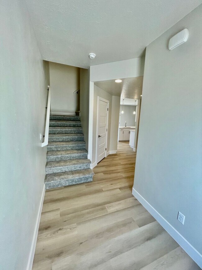 Building Photo - 632 Elmbrook Dr