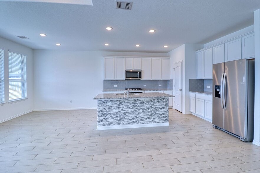 Building Photo - 8106 Royal Palm Ct