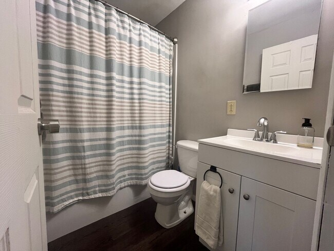 Building Photo - 3 Bedroom Home With A Large Fully-Fenced Yard