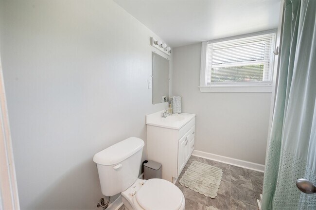 Building Photo - 3 Bedroom || 1.5 Bathroom Single Family Home