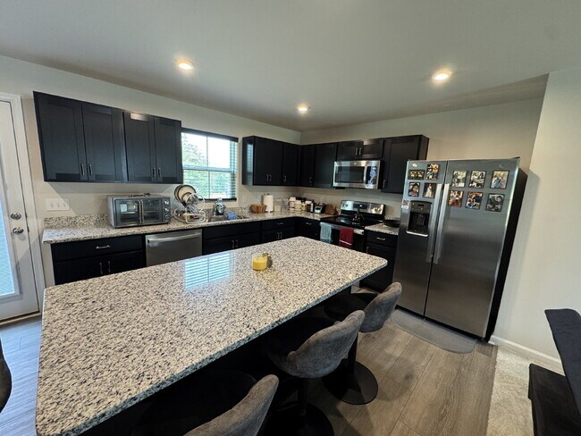 Building Photo - 4 bedroom, 2.5 baths in a Seneca neighborhood