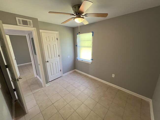 Building Photo - Baker Trails Apartments