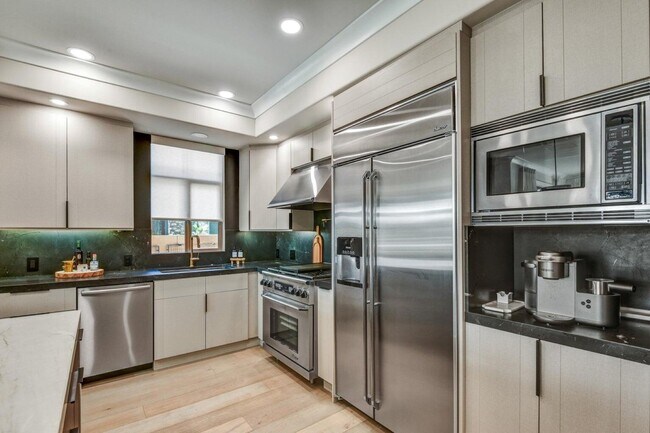 Building Photo - 4909 N Woodmere Fairway