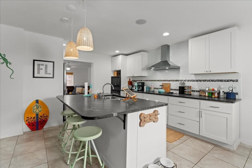 Building Photo - 1345 Bayshore Dr