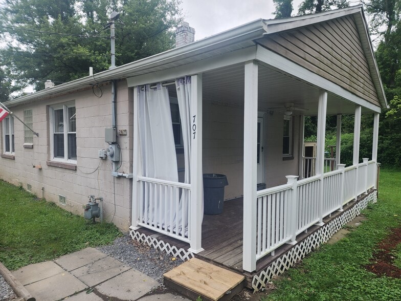 Primary Photo - 707 Topeka Ave
