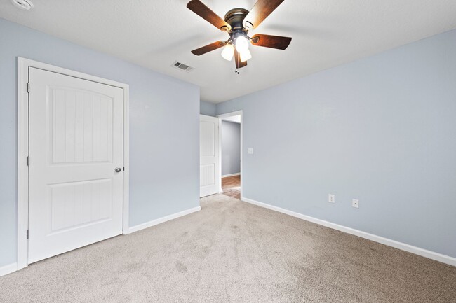 Building Photo - Redstone Commons 4bed/2bath Available Now!