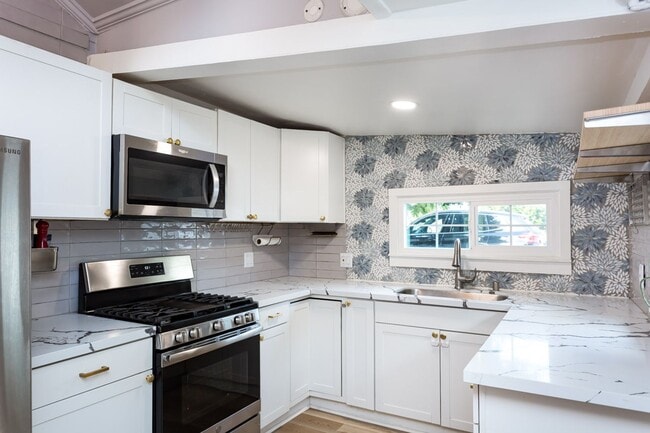 Building Photo - Remodeled Craftsman with Large Yard!