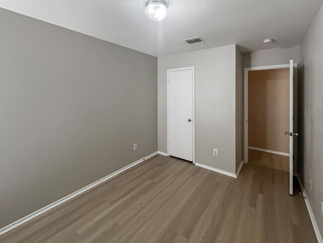 Building Photo - 2325 Kingsway Dr