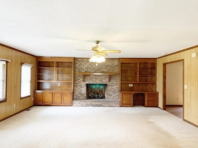 Building Photo - 600 Garrison Rd