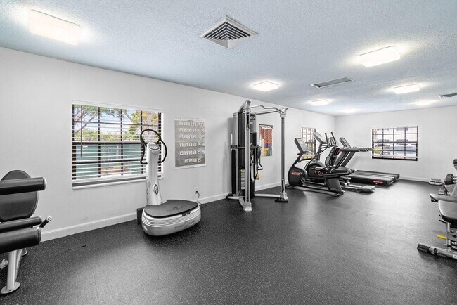 Building Photo - 120 Cypress Club Dr