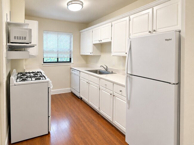 Building Photo - 317 3rd St NE