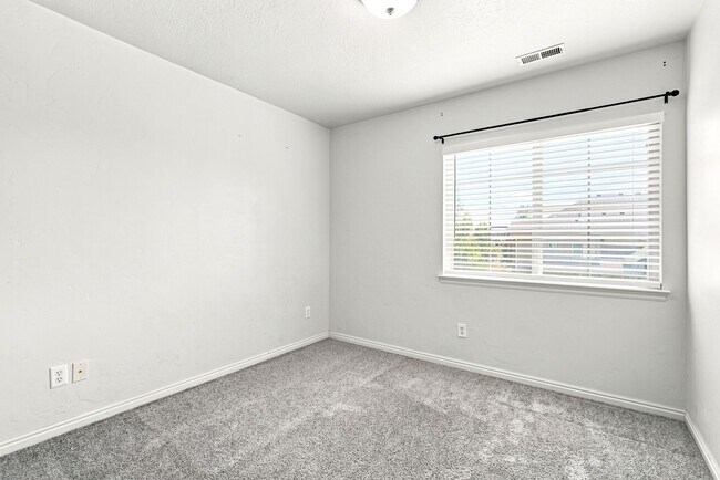 Building Photo - Beautiful Townhome in American Fork!