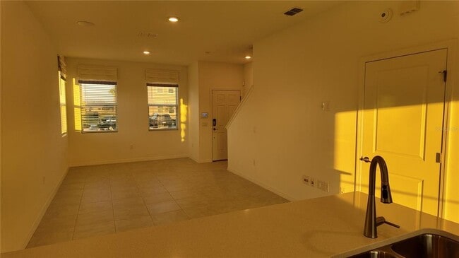 Building Photo - 2004 Viewfinder St