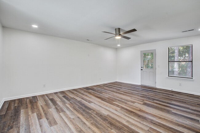 Building Photo - 114 Langley Dr