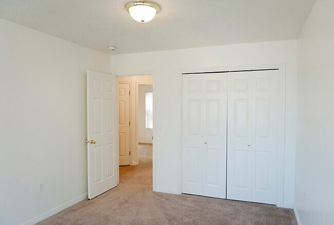Building Photo - 260 E 400 N