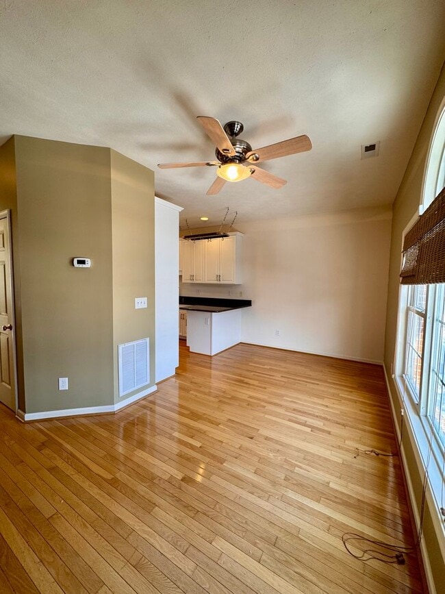 Building Photo - End Unit Townhome for Rent in Taylor Springs