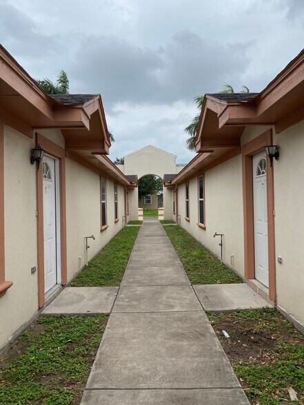 Building Photo - 1903 W Douglas St