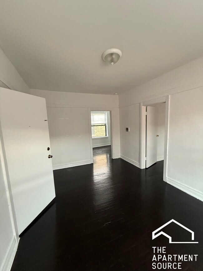 Building Photo - 931 W Sunnyside Ave