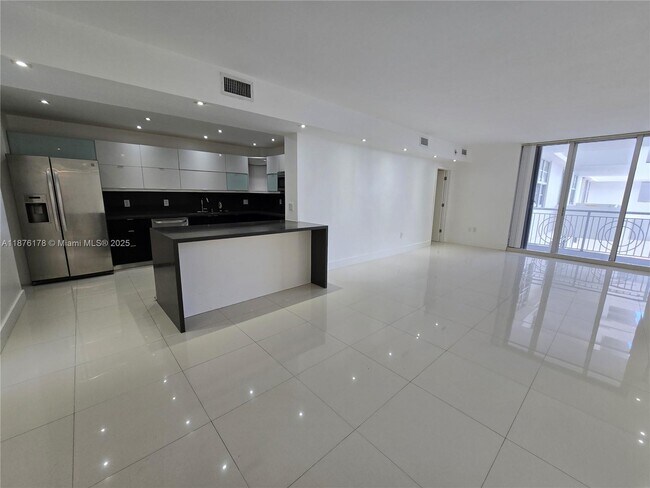 Building Photo - 5825 Collins Ave