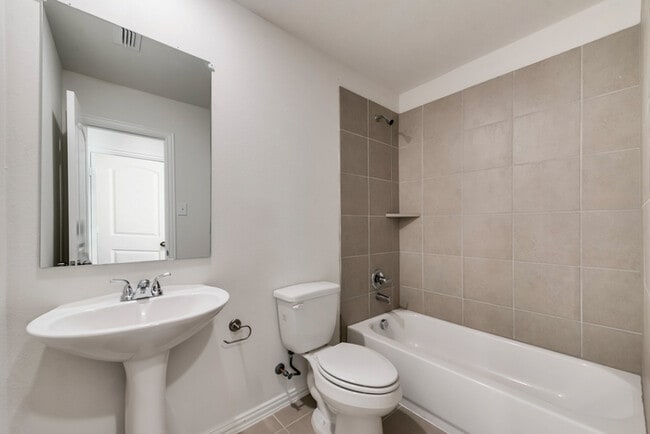 Building Photo - 123 Vista Rd