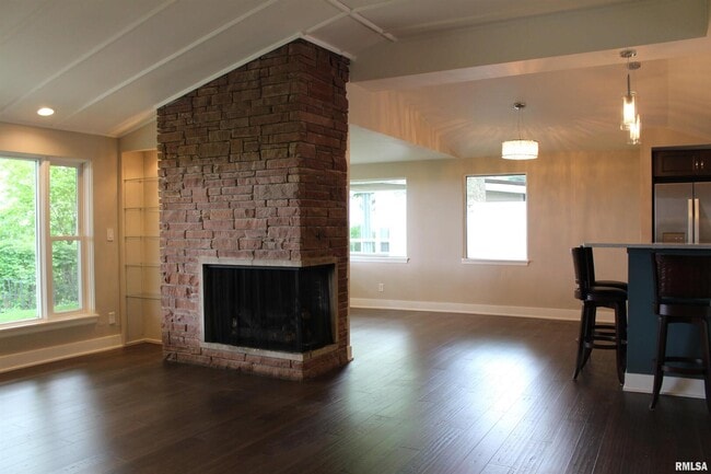 Building Photo - 4640 5th Ave