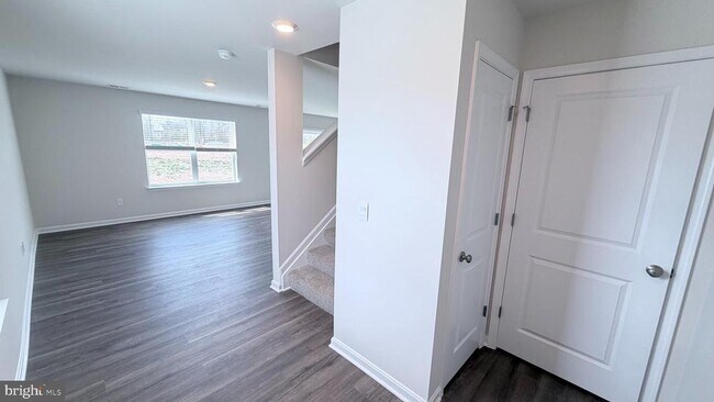 Building Photo - 107 Dinges St