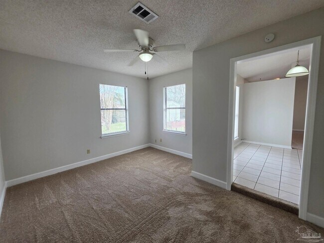 Building Photo - 824 Lavon Dr