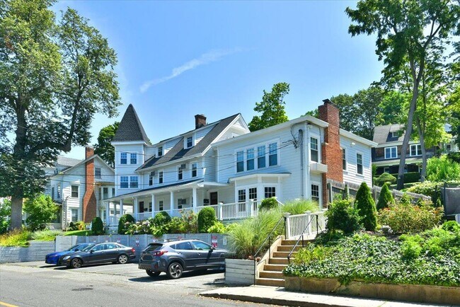 Building Photo - 158 Woodbine Ave