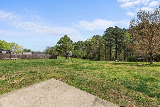 Building Photo - Move-In Ready Cottage on 1.36 Acres with L...