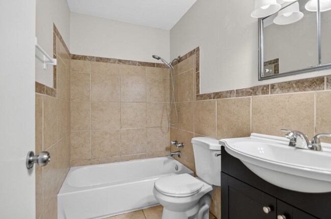 Building Photo - Midtown Living with Modern Conveniences – Prime Little Rock Location!