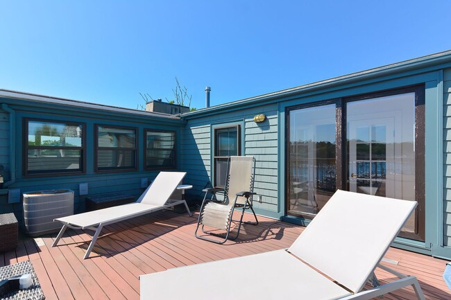 Building Photo - Winter Rental: Waterfront 3 Bed/3 Bath on Rocky Neck