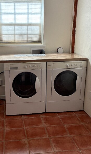 Building Photo - 723 Agua Fria St