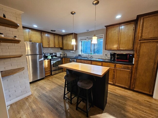 Building Photo - Fully Furnished Mid Century Charmer- month to month/midterm/short term, 3 bedrooms, highly desira...