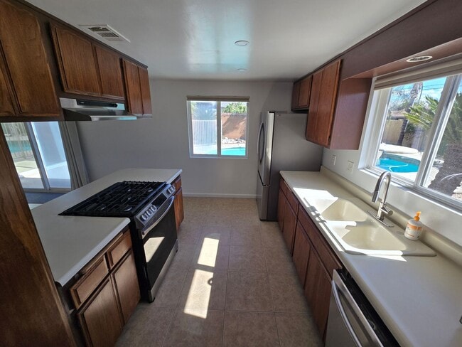 Building Photo - Beautiful 3 Bedroom Home with Pool