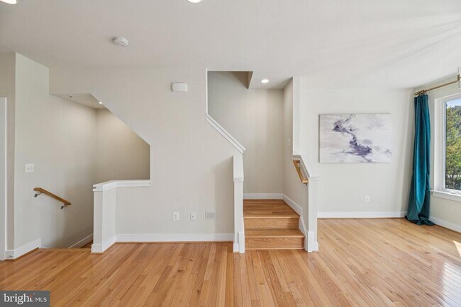 Building Photo - 5627 45th Ave