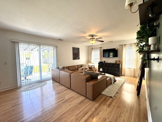 Building Photo - Minutes to the Beach! Conveniently located between Jacksonville & Wilmington