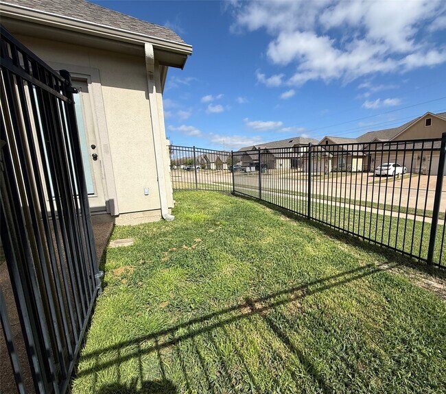 Building Photo - 3828 Black Hawk Ln