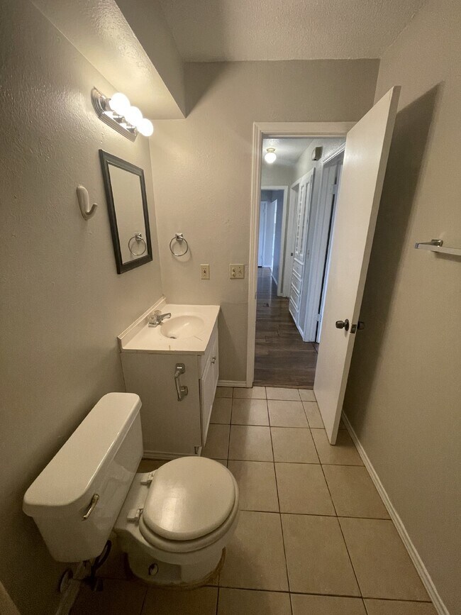 Building Photo - Charming 3-Bed, 1.5-Bath Home in Del City – Spacious Backyard & Garage!