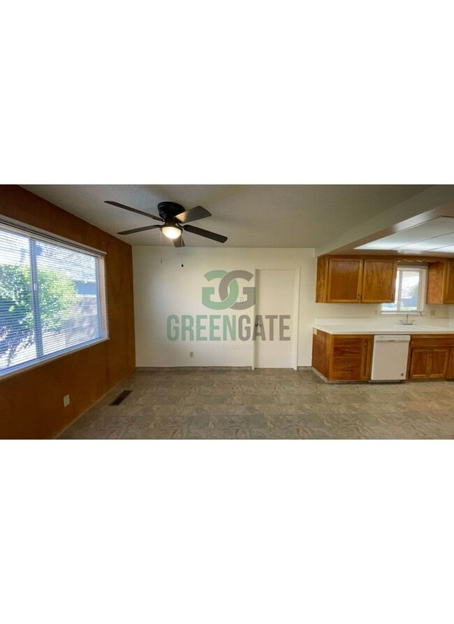 Building Photo - 925 Charleston Ave