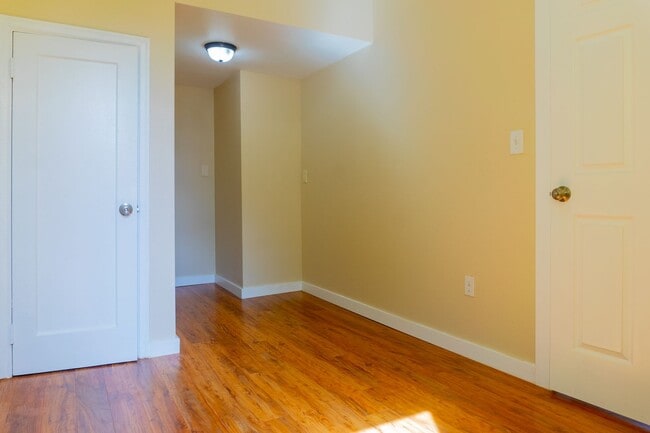 Building Photo - Spacious 3 bedroom / 2 bathroom single family home available in Tacoma!